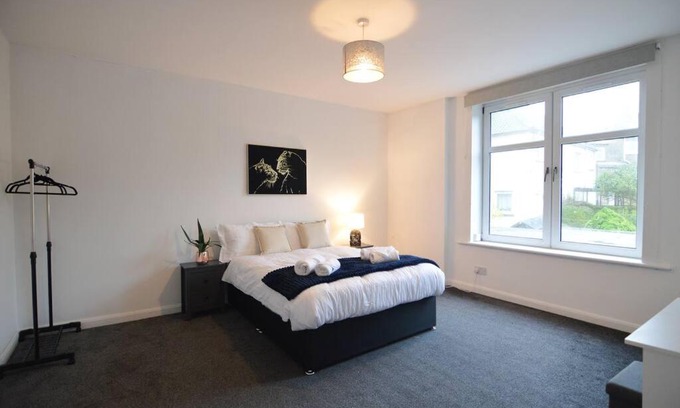 Kirkcaldy Apartment | Contemporary 3 Bedroom Flat