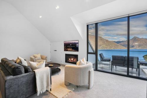 Sunshine Bay House | Contemporary 3 Bedroom House with Stunning View