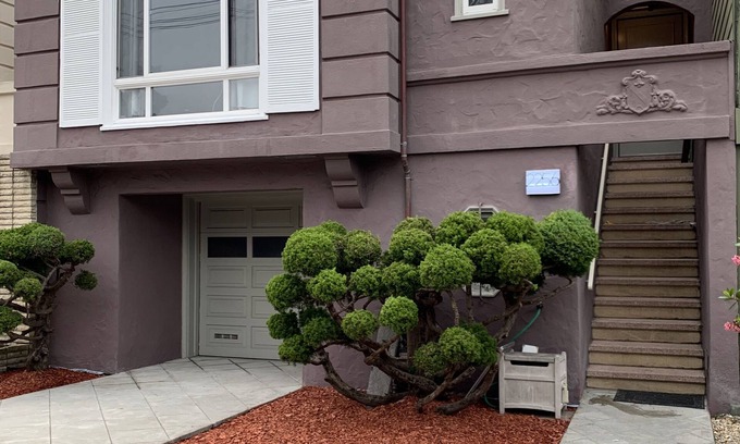 Parkside House | Contemporary 3bedrooms 2bathrooms in private top floor locates@safe neighborhood
