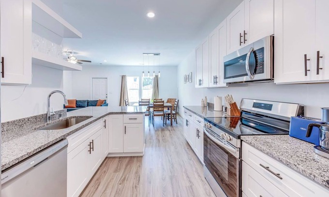 Dunean House | Contemporary 3BR Condo: Quick Drive to Downtown