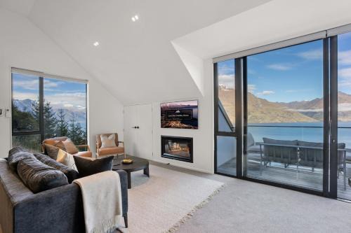 Sunshine Bay House | Contemporary 4 Bedroom House with Stunning View