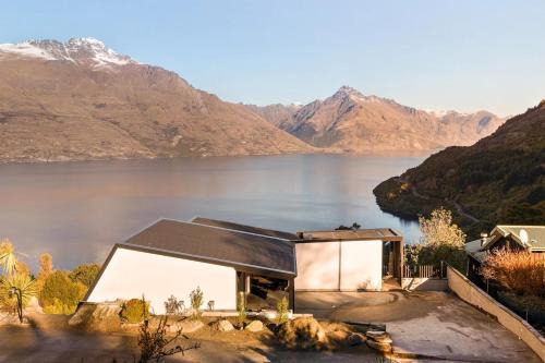 Sunshine Bay House | Contemporary 7 Bedroom House with Stunning View