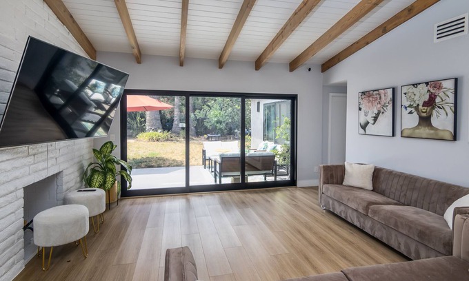 Woodland Hills House | Contemporary amazing House W/Big yard@ heart of LA