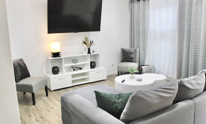 St. Charles House | Contemporary AND Cozy! Sleeps 6!