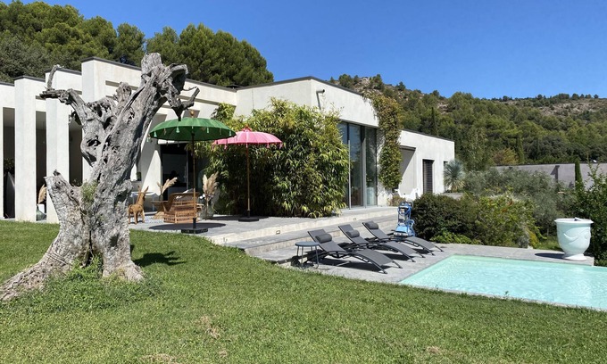 Merindol House | Contemporary architect-designed house at the foot of the Luberon mountains