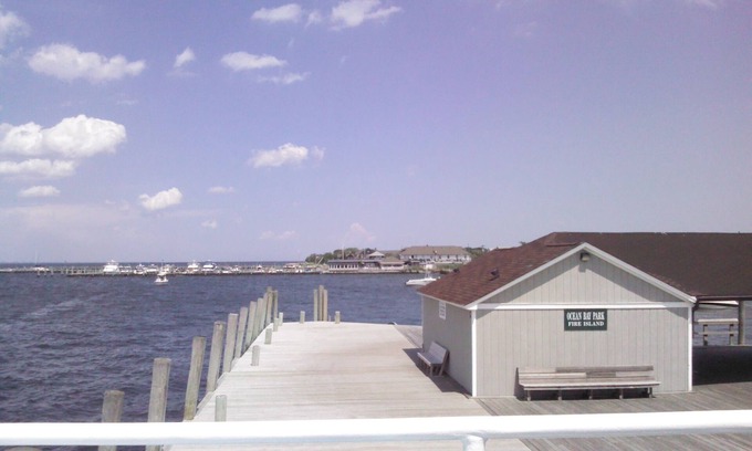Ocean Bay Park House | Contemporary Beach House with Vaulted Ceilings and Lots of Sunshine