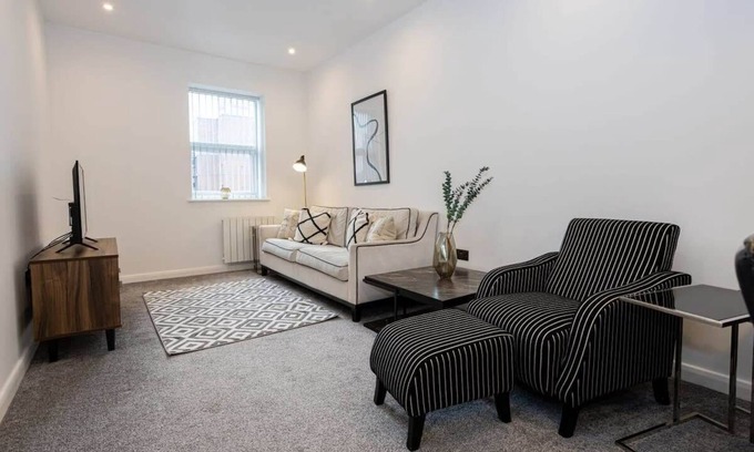 Bolton Apartment | Contemporary Bolton Apartment in Central Location