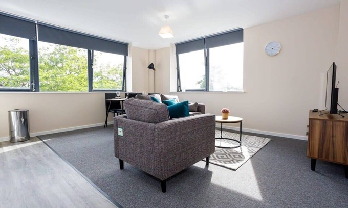 Salford Apartment | Contemporary & Bright 2 Bed Apartment, Manchester