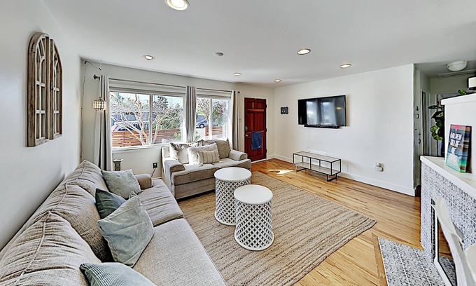 Bay Ho House | Contemporary Bungalow: Game Room, Fireplace & Fruit Trees ' 10 Mins to Beach