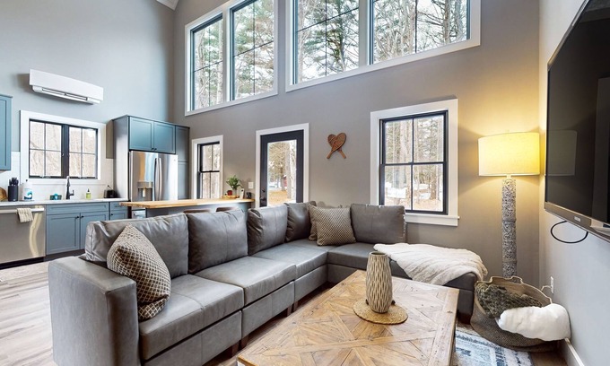 Sunday River Area Condo | Contemporary Condo with Skiing Nearby and a Washer/Dryer