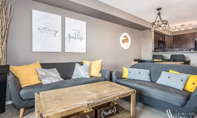 East Kootenay Apartment | ⭐Contemporary⭐ | Cozy | Pool/Hot Tub | Lake Front