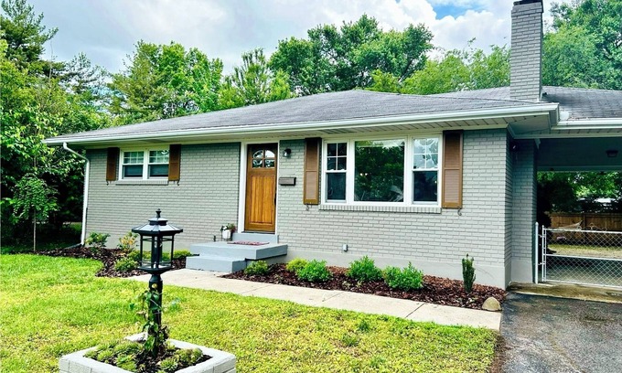Buechel House | Contemporary Derby Rental w/Private Driveway 15 Min to the Track. Pets Welcome!