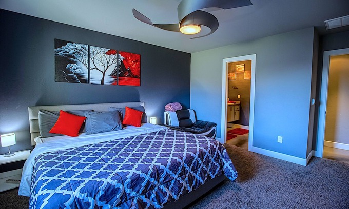 Edmond House | Contemporary Design - Free Parking - Outdoor Grill