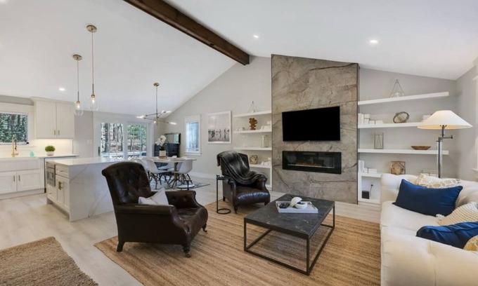 Northwest Harbor House | Contemporary East Hampton Getaway