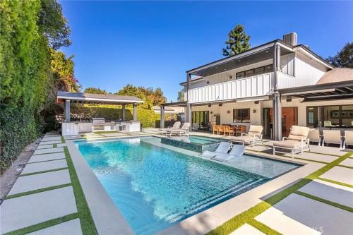 Tarzana House | Contemporary Elegance sleeps 16 pool hot tub