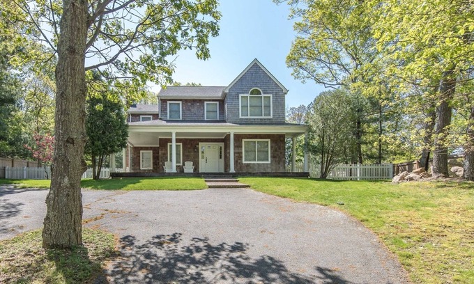 East Hampton House | Contemporary Farmhouse Near Three Mile Harbor
