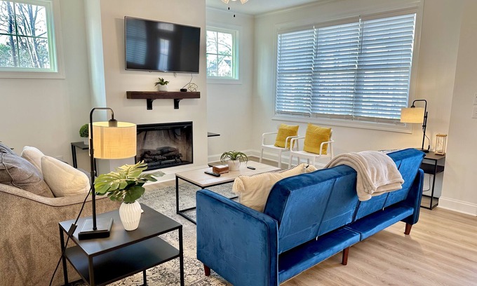 Garner House | Contemporary Gem Family Townhouse w/King Bed in Garner