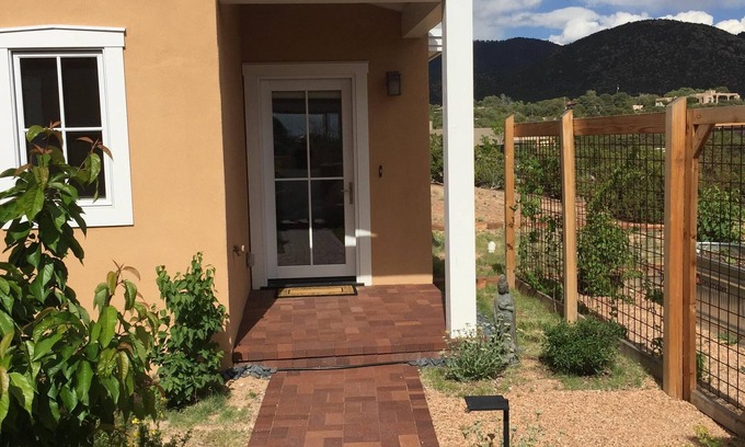 Santa Fe House | Contemporary Guest House-Close In, Great Views