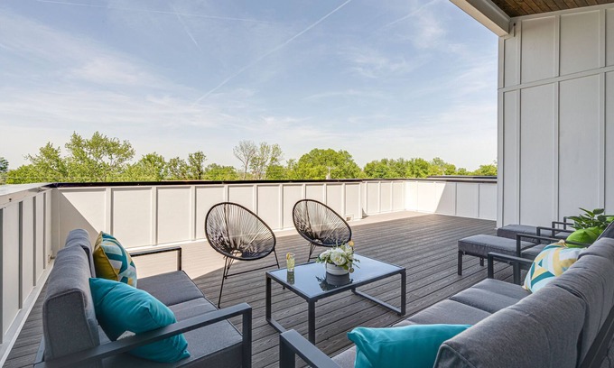 Hurwood Heights House | Contemporary Heights - Private Yard & Rooftop