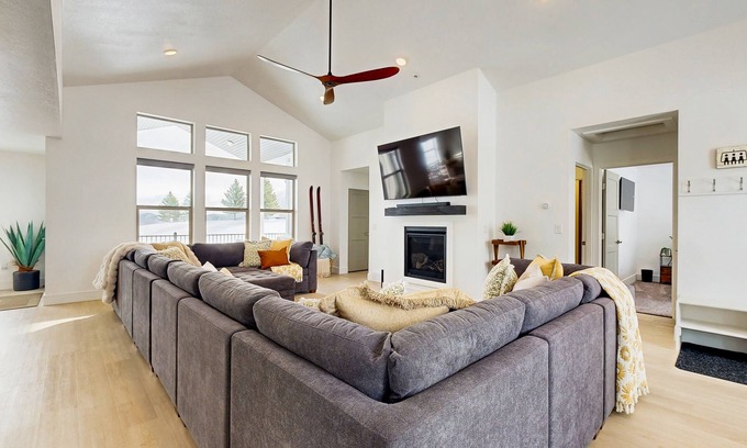 Sweetwater House | Contemporary house on Bear Lake Golf Course with ping pong table