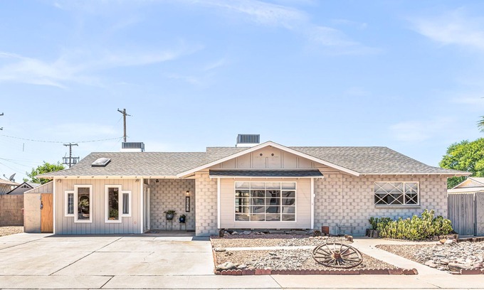 Scottsdale Estates Ten House | Contemporary house with private pool, central AC, washer/dryer, grill & patio