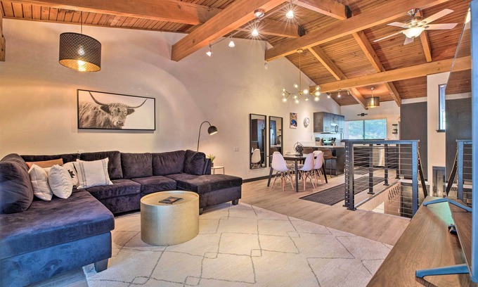 Mammoth Lakes Condo | Contemporary Mountain Retreat - Walk to Slopes!