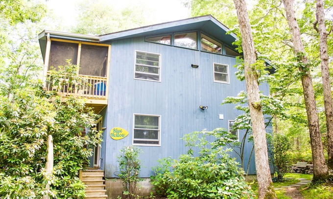 Vineyard Haven House | Contemporary Pet-friendly Retreat. Just one 2025 summer week left: Aug 30-Sep 6
