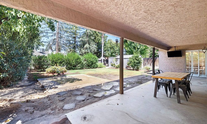 Fresno House | Contemporary Retreat for Professionals & Families