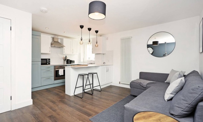 Old Town Apartment | Contemporary Royal Mile Apartment with Balcony