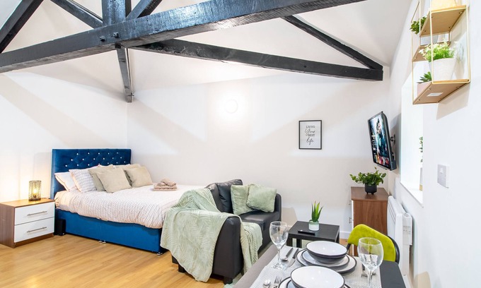 Leeds Apartment | Contractor Base by Kirkstall Shopping Centre