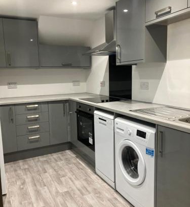 North Glasgow Apartment | CONTRACTOR STAYS WELCOME newly refurbished 2 bedroom apartment sleeps 5 with free SECURE parking and WiFi Fully Fitted Kitchen with Washer Dryer Weekly bedding change and hoover Long Term Stay Rate available 3 miles from City Centre