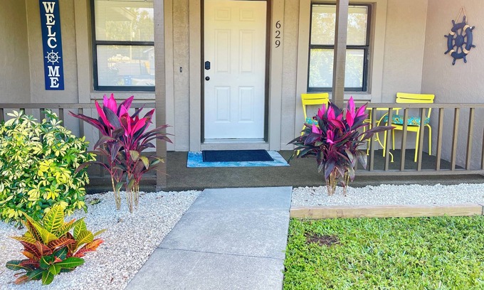 Fruitville House | Convenient 3/2- Stocked w/ all you need-Pool Table