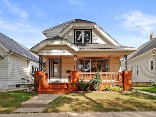 Milwaukee House | Convenient 5 bedroomMetro Milwaukee Brewers!