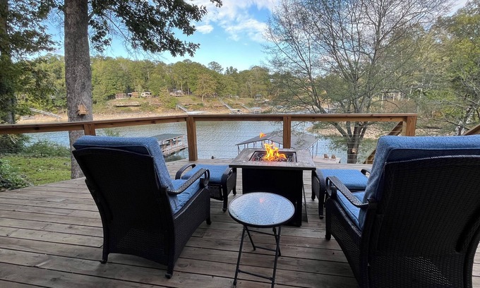 Cullman House | Convenient and Relaxing Lake House