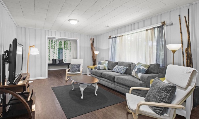 Red Bank House | Convenient and Spacious Getaway!