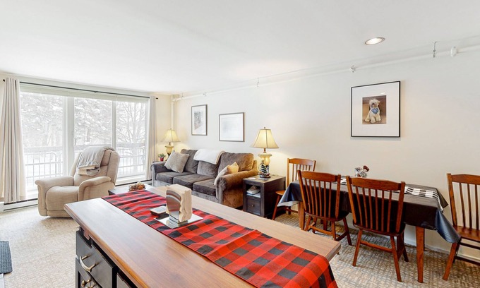 Warren Condo | Convenient condo w/mountain view, fireplace, near lift, ski locker, 1st floor