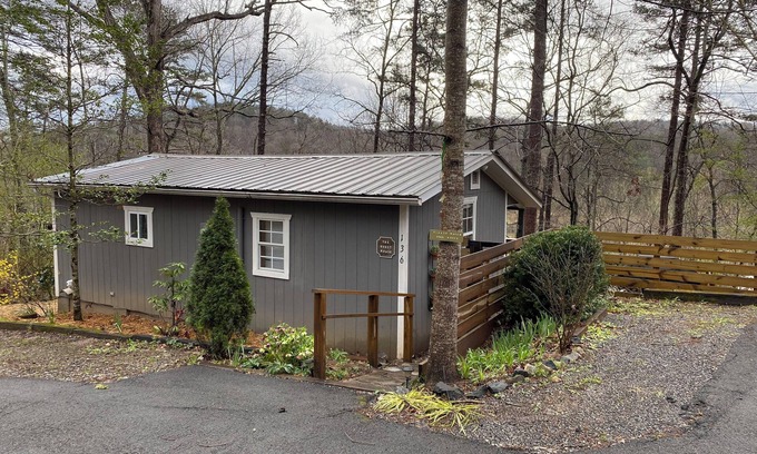 Dahlonega Cottage | Convenient Cottage- Hot Tub/4 Minutes to Dahlonega/Dog Friendly/2-Bedrooms!