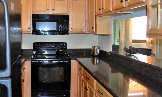 Eastport Condo | Convenient Eastport condo with beautiful water views and community pool!