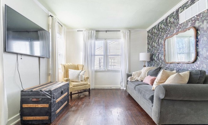 University District House | convenient located cute home! 3 Minutes to U of M and 10 to the medical district