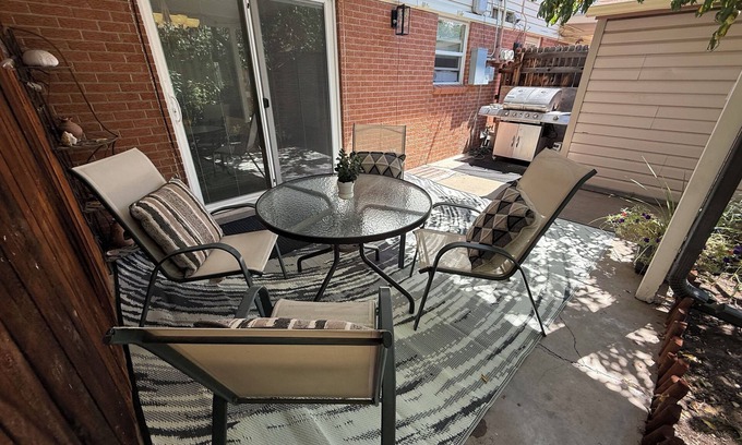 Lakewood House | Convenient location and clean home