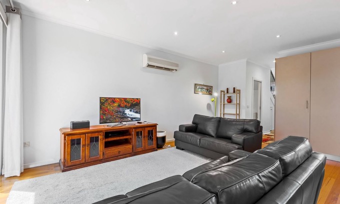 Airport West House | Convenient & Quiet 2-Bed by Shops and Airport