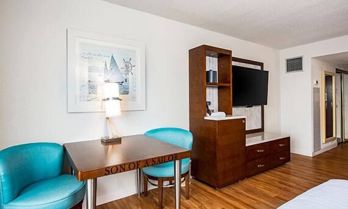 Osage Beach Hotel | Convenient Stay in Missouri! 2 Comfortable Units, Free Parking, Onsite Pool