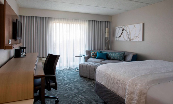 Norcross House | Convenient Stay, Superb Location! Free Parking, Onsite Pool, Pets Allowed