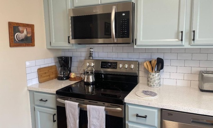 Midway House | Convenient Townhome in the heart of horse and bourbon country!