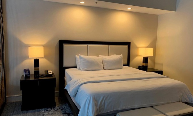 Doral Condo | Conveniently close - Hardrock Stadium, King Studio