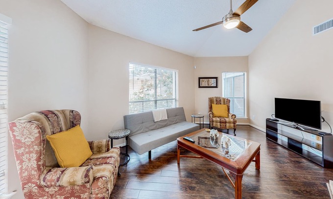 Westchase Condo | Conveniently located condo with on-site pool, private balcony, AC, & W/D