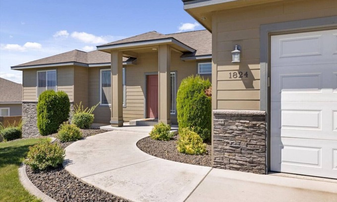 Tri-Cities House | Conveniently located Clean Rambler.