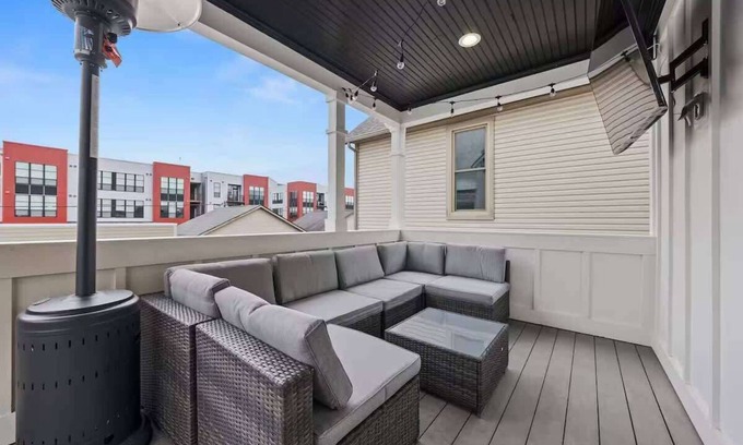 Italian Village House | Convention – King Bed – Free Parking - Short North