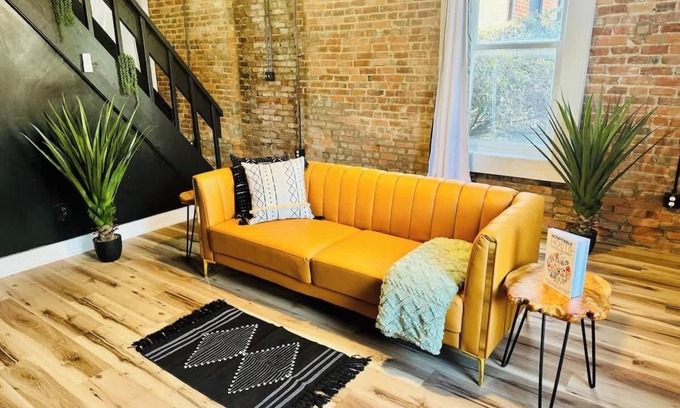 Italian Village House | Convention - King Bed- Short North - Free Parking