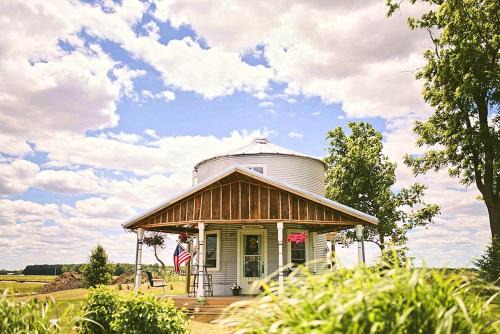 Alvan House | Converted Grain Silo for Unique Glamping Accommodation in Alvin, Illinois